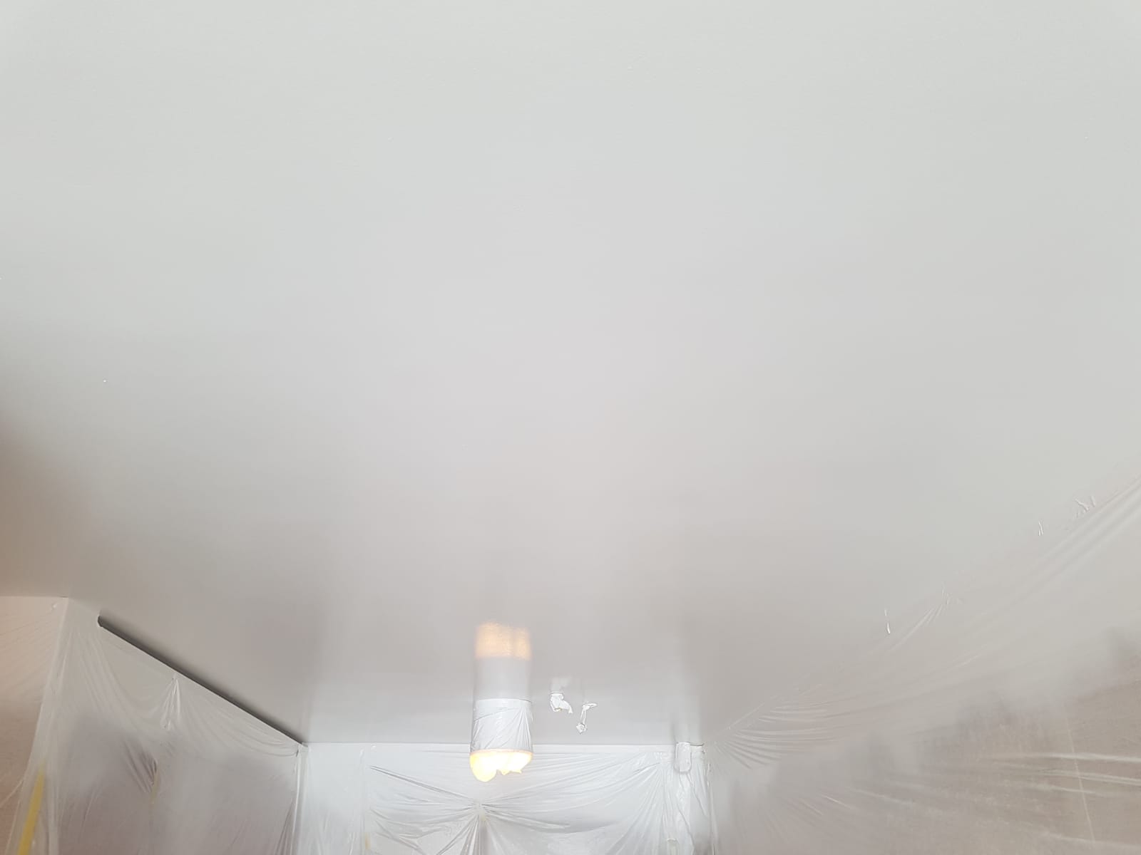 Spuitwerk op een plafond