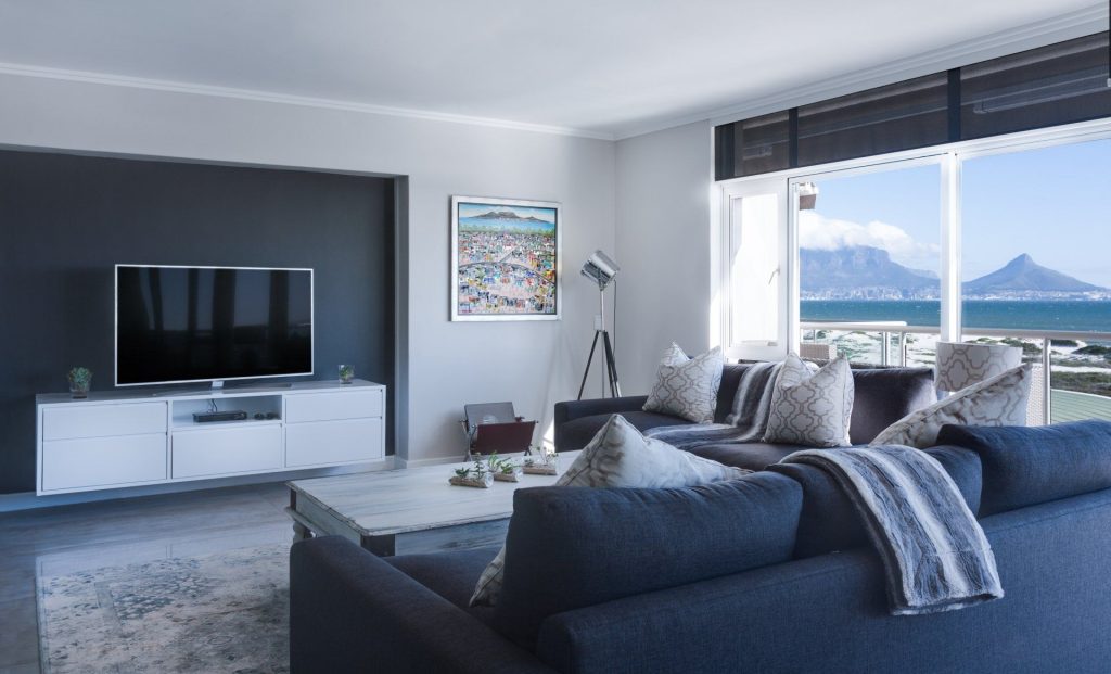 Witte minimalistische woonkamer met mooi uitzicht