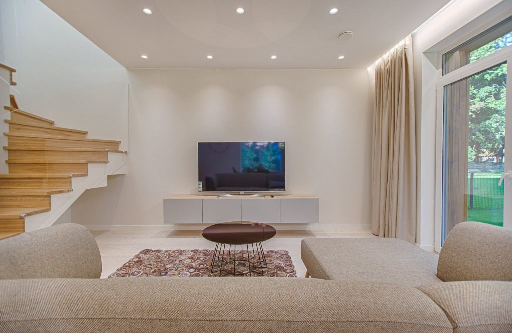 Wanden spuitwerk in woonkamer