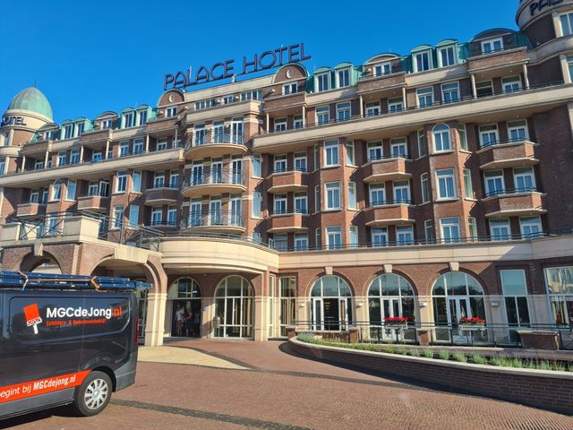 Schilder en latex spuitwerk buiten bij Palace Hotel