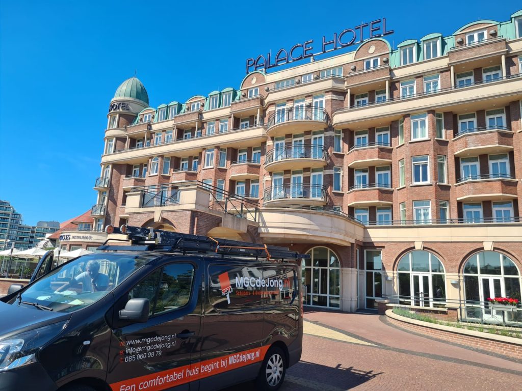 Schilder en spuitwerk bij Hotel Palace met MGCdeJong wagen ervoor